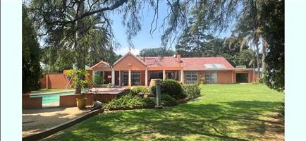 Expansive Family Home with Exceptional Entertainment on a 2,500m² Stand