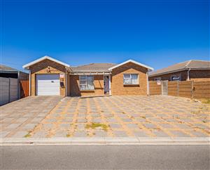 Charming 2-Bedroom Home in Sonkring, Kuils River