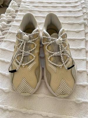 ADIDAS OZWEEGO SIZE 6