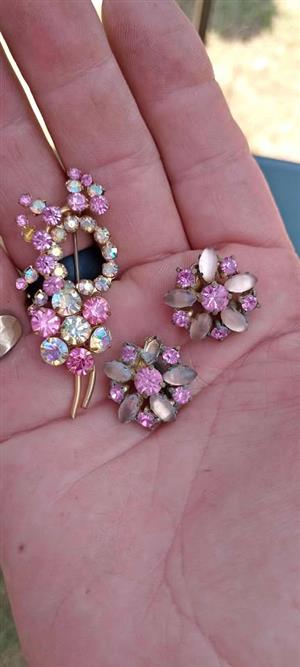 vintage Juliana (D&E) pink and aurora borealis rhinestone brooch and clip-on earrings demi-parure.