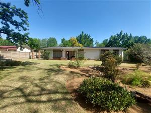 Lovely family home with bachelor's flat close to town
