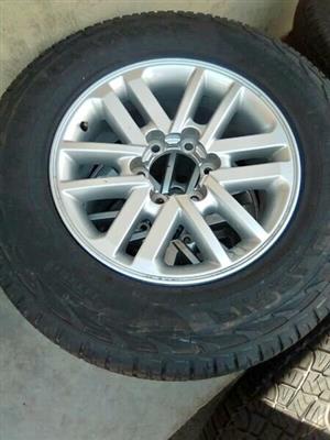 17inch Toyota Hilux/Fortuner original mag with used 265/65/17 to use for spare 
