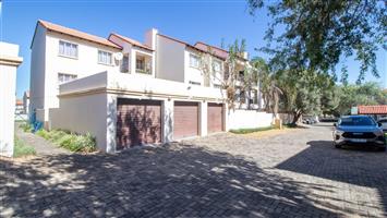 Townhouse For Sale in Country View