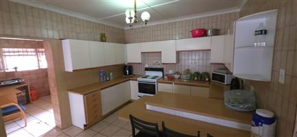 3 Bedroom Family Home PLUS Flat PLUS Lapa area and more