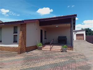 Neat 4 bedroom family home with 1 bedroom flat and separate room.