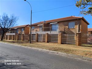 Stunning 2-Bedroom Flatlet for Sale in Helikon Mews, Randfontein!