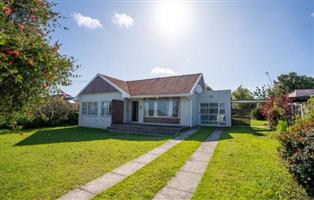 SPACIOUS FAMILY HOME WITH BONUS FLATLET – AVAILABLE IMMEDIATELY