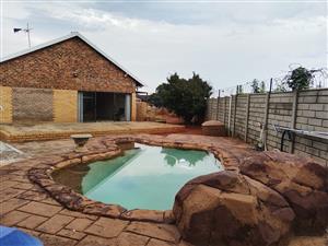 Lovely 3 Bedroom home with flatlet!