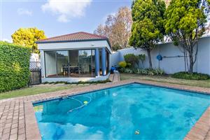 Upmarket and secure 2 bedroom ground floor townhouse in Lonehill