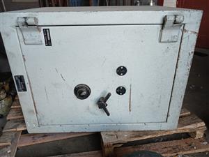 USED SAFES NO KEYS 