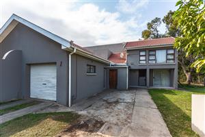 Nahoon Valley Park - Spacious Townhouse Available 1 January 2026