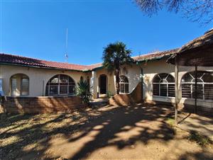This family home is located in an upmarket area, walking distance to Articon Vaalpark.