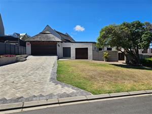 FOR SALE: Spacious 4-Bedroom Home Just ±150 metres from the Goukou Estuary – Stilbaai