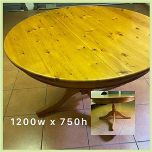 Oregon Pine round 4 seater dining table
