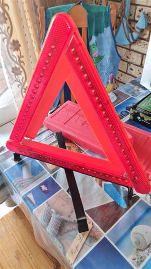 Safety reflecting triangle for motor vehicles and, bakkies and trucks 