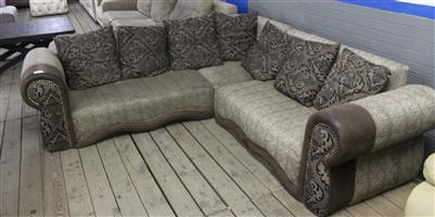 BROWN L-SHAPE COUCH WITH 7 PILLOWS S064098A