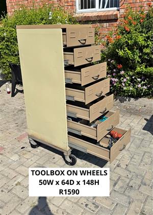 METAL TOOLBOX DRAWER CABINET ON CASTOR WHEELS EXCLUDES TOOLS