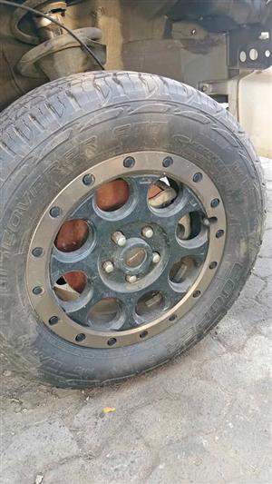 Selling 4 rims and 3 tyres 235/60 R16 4x4