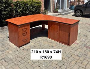 LARGE OFFICE LSHAPE DESK WITH DRAWERS AND FILING STORAGE CABINET