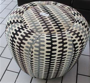 SMALL ROUND OTTOMAN S064962T