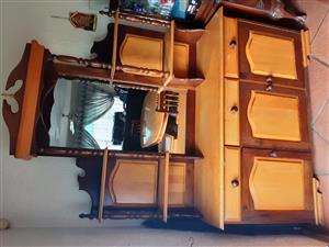 6 seat yellow wood and imbua dinning room suite.R7500.00 neg