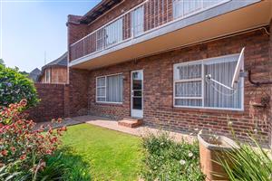 Well Maintained 2 Bedroom 1 Bathroom Ground-Floor Townhouse in Secure Complex of Paul Mews