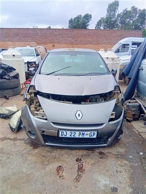 2007 Renault Clio stripping for spares 