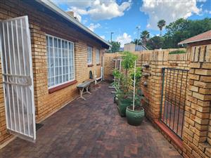 BEAUTIFUL 3BEDROOM/2BATHROOM FACEBRICK TOWNHOUSE