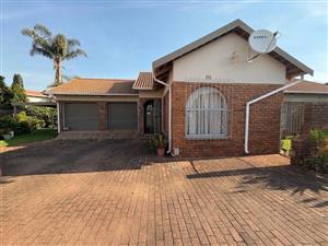 Townhouse For Sale in Birchleigh
