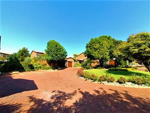 Modern, Spacious Duplex Townhouse(Pet-Friendly) – Prime Location Zwartkop