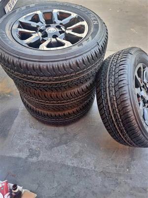 Toyota Legend RS 18inch original mags with brand new 265/60/18 Dunlop Grandtrek AT25 