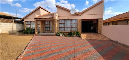 House For Sale in Bendor