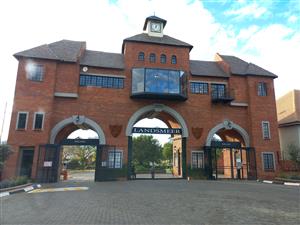 3 Bed, 2 bath apartment in Landsmeer Equestrian Estate with dam view.