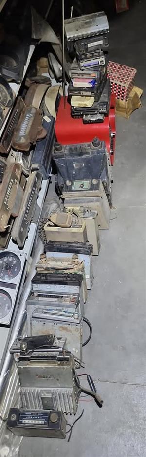 Classic Car Radios  +- 70 Units