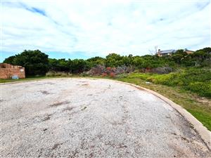 Large Vacant Stand, Moments from the Water in Paradise Beach, Jeffreys Bay