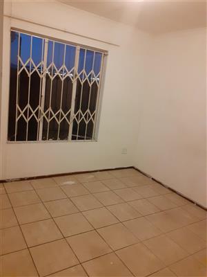 Looking for a professional to rent a room in a 3 bedroom house in Cosmo Greek 