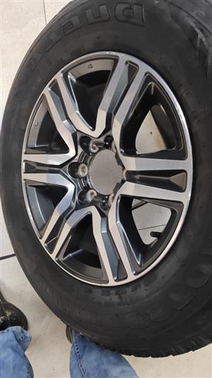 TOYOTA 17inch Hilux/Fortuner original mag with used 265/65/17 tyre to use for sp