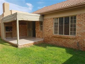 Townhouse For Sale in Rooihuiskraal North
