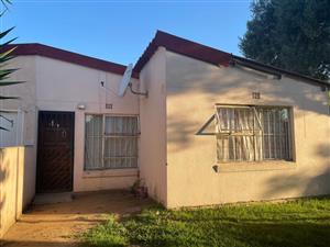 Townhouse For Sale in Bloubosrand