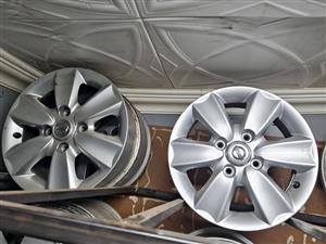 Nissan Livina original alloy mags size 15