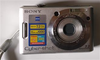 Sony Cyber shot DSC-W35 digital camera with a 7.2-megapixel res