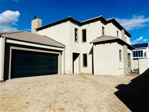 House For Sale in Roodeplaat