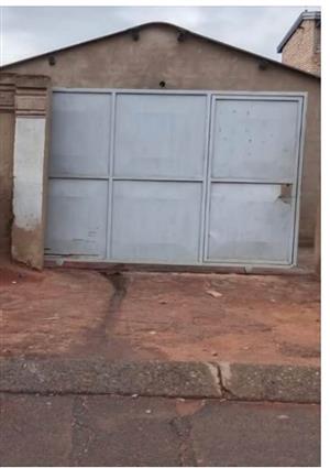 HOUSE FOR SALE IN CHIAWELO WITH 2 BEDROOMS WITH 2 OUTSIDE ROOMS