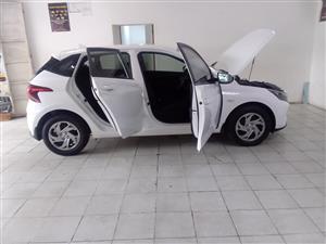 2022 HYUNDAI I20 1.2 MANUAL WHITE PETROL  SERVICES BOOK REVERSE CAMERA 22.000KM