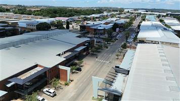 LARGE INDUSTRIAL SHOWROOM & WAREHOUSE TO RENT IN A SECURE PARK
