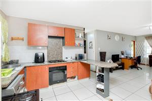 Townhouse For Sale in Weltevreden Park