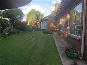 Beautiful Family home with 3 bed 2 bath and lapa with veggie patch