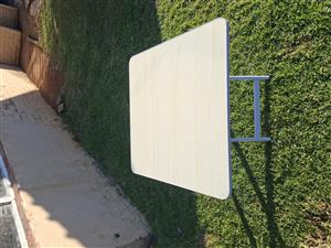 Folding table