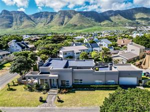 An address 200m from the ocean - exactly what Hermanus living should be.