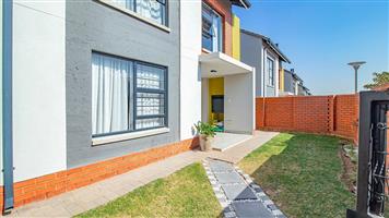 Townhouse For Sale in Rooihuiskraal North